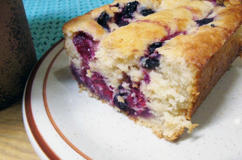 Kefir cake with frozen berries