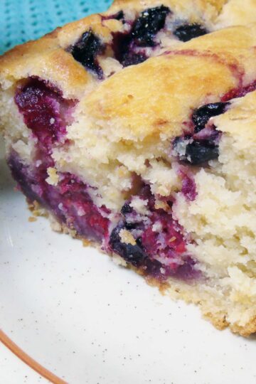 Kefir cake with frozen berries