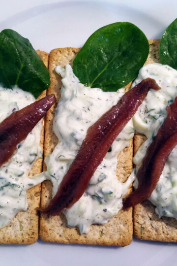 Flatbreads with tartar sauce and anchovy fillets