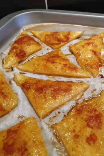 Baked puff pastry triangles with red pesto